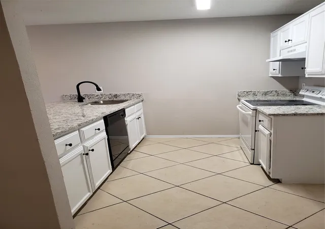Listing Photo 5 - Condo for sale in building located at 808-810 Red Bud Dr, DeSoto, TX 75115