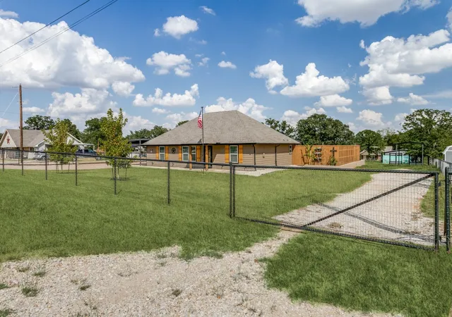 Photo 3 of Sale Pending at 139 Brown Ln, Poolville, TX 76487 | MLS# 21387275 | Listing updated on 2026-10-04