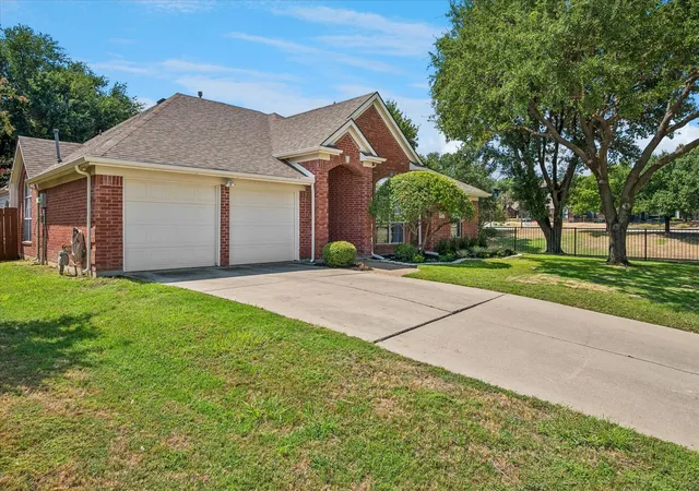 Photo 3 of Single family home for sale at 412 Manders Ct, Irving, TX 75063 | MLS# 21389882 | Listing updated on 2026-09-18
