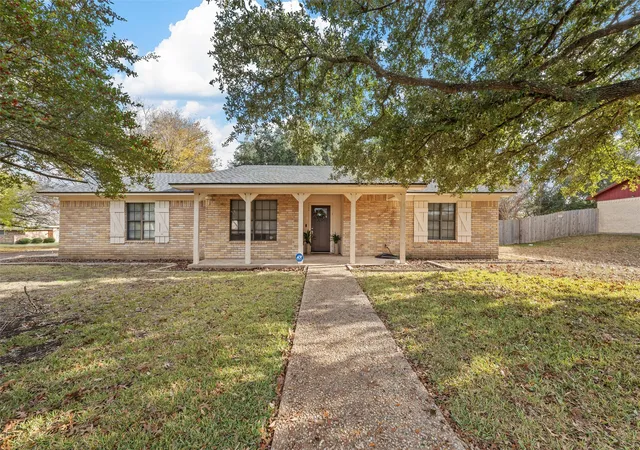Photo 1 of Sale Pending at 501 Aspen Incline Dr, Hewitt, TX 76643 | MLS# 21387994 | Listing updated on 2026-10-06