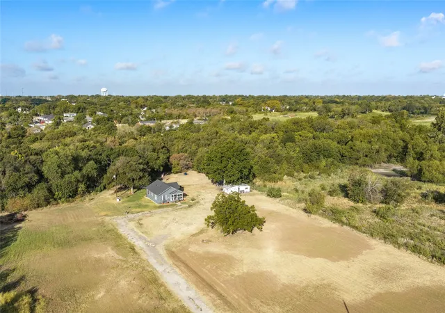 Photo 3 of Single family home for sale at 1207 N Interstate Hwy 45, Ennis, TX 75119 | MLS# 21390766 | Listing updated on 2026-09-19
