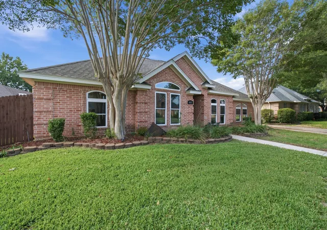 Photo 2 of Single family home for sale at 405 Montreal Dr, Hurst, TX 76054 | MLS# 21390654 | Listing updated on 2026-10-31