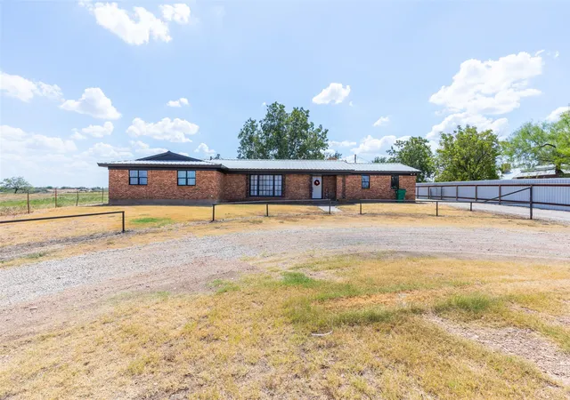 Photo 1 of Single family home for sale at 707 W Chestnut St, Throckmorton, TX 76483 | MLS# 21390789 | Listing updated on 2026-09-19