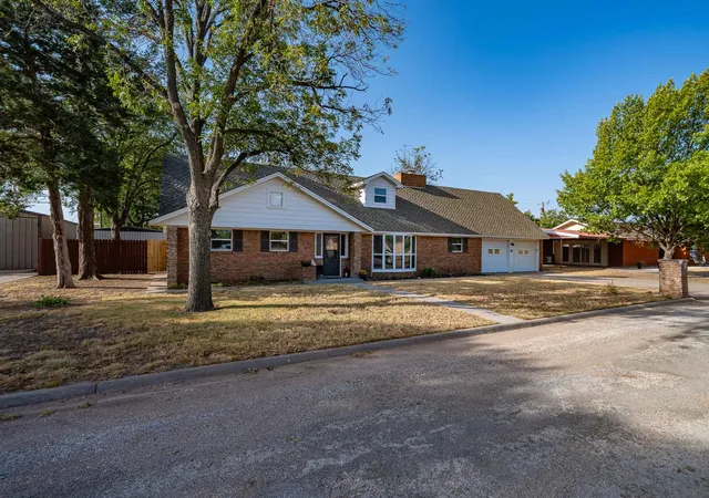 Photo 1 of Single family home for sale at 1406 Bartley St, Stamford, TX 79553 | MLS# 21390536 | Listing updated on 2026-09-29