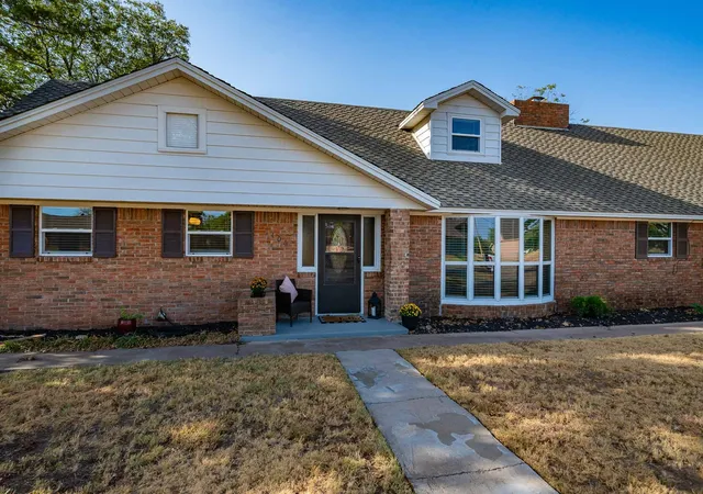 Photo 3 of Single family home for sale at 1406 Bartley St, Stamford, TX 79553 | MLS# 21390536 | Listing updated on 2026-09-29