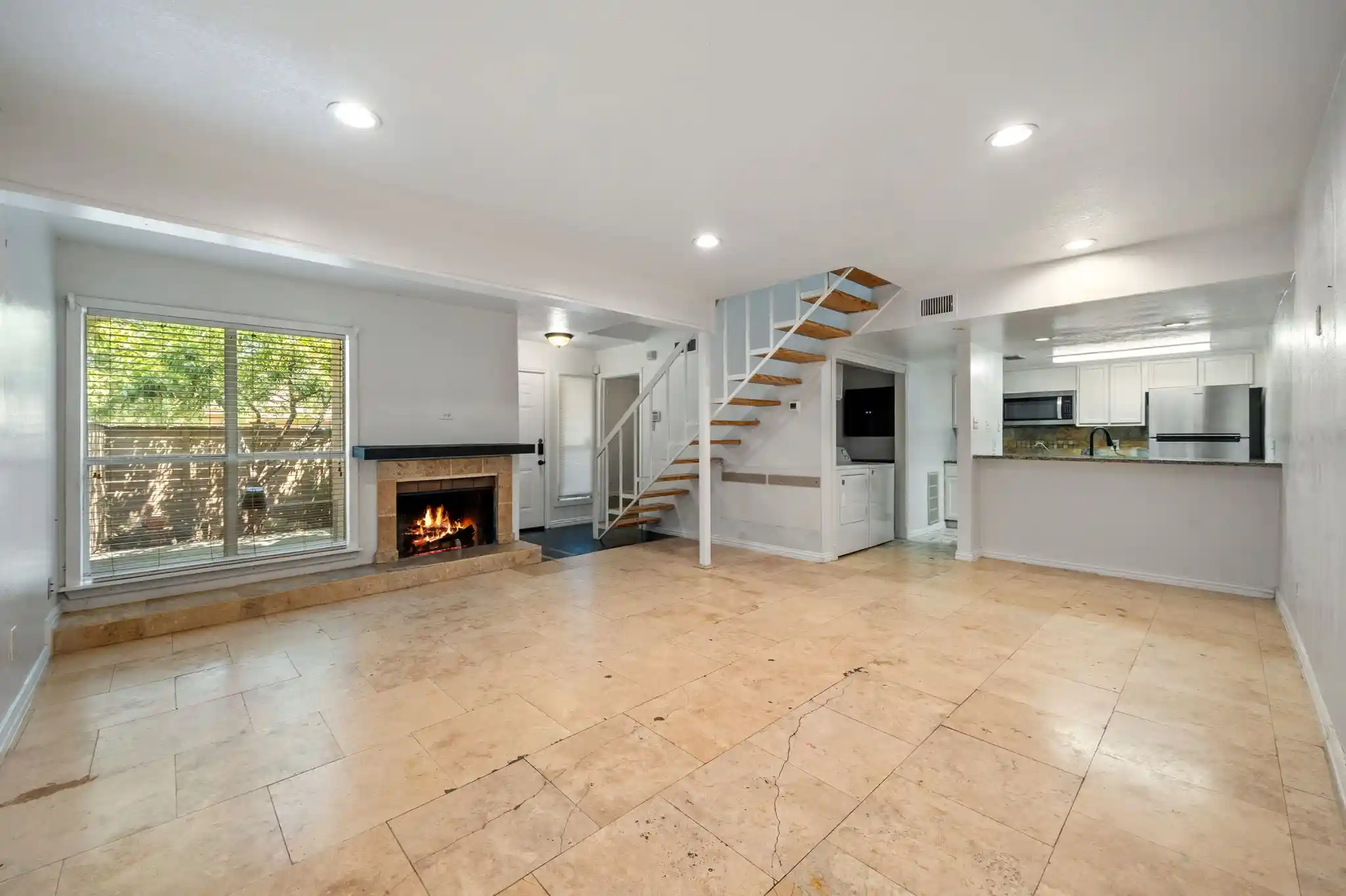 Listing Photo 2 - Condo for sale in 3121 Park Ln located at 3121 Park Ln, Dallas, TX 75220 - Unit #1107