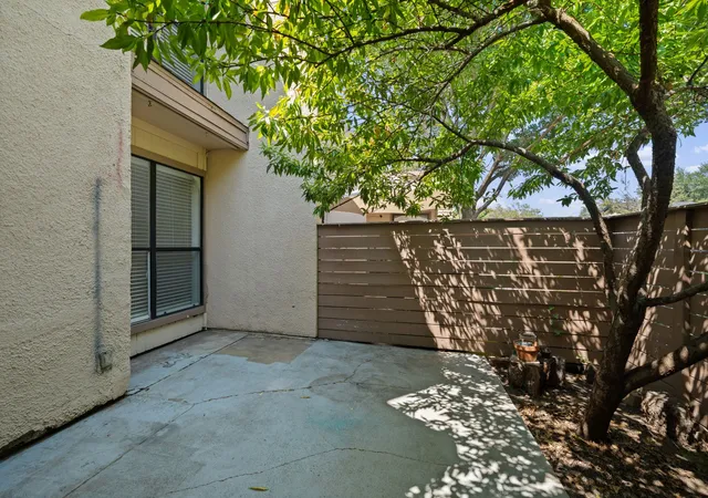 Listing Photo 4 - Condo for sale in building located at 3121 Park Ln, Dallas, TX 75220 - Unit #1107