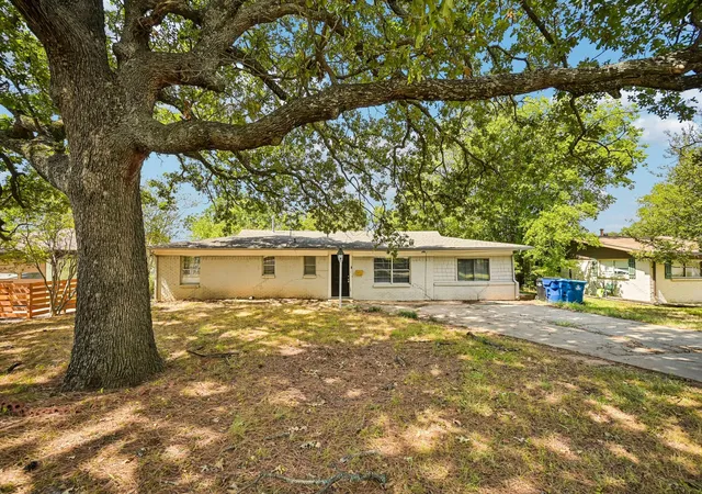 Photo 1 of Single family home for sale at 105 S Hickory Ave, Denison, TX 75020 | MLS# 21368598 | Listing updated on 2026-09-26