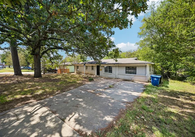 Photo 2 of Single family home for sale at 105 S Hickory Ave, Denison, TX 75020 | MLS# 21368598 | Listing updated on 2026-09-26
