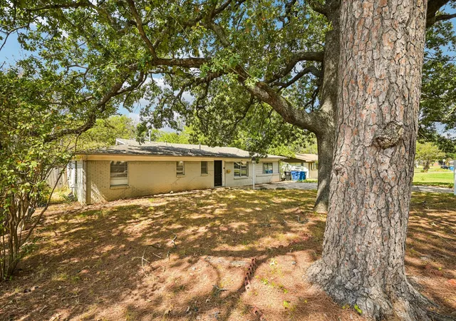 Photo 3 of Single family home for sale at 105 S Hickory Ave, Denison, TX 75020 | MLS# 21368598 | Listing updated on 2026-09-26