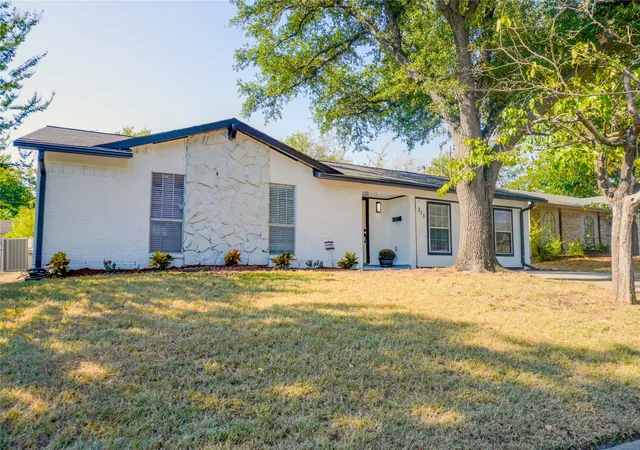 Photo 1 of Sale Pending at 313 Boulder Ct, Burleson, TX 76028 | MLS# 21390885 | Listing updated on 2026-10-06