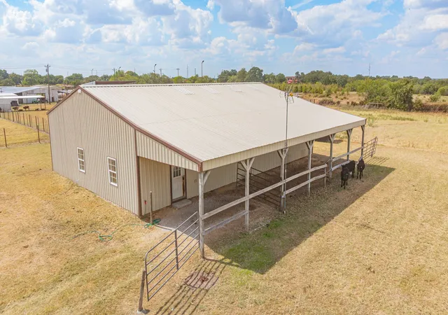 Photo 4 of Single family home for sale at 7829 County Rd 176, Stephenville, TX 76401 | MLS# 21390934 | Listing updated on 2026-09-19