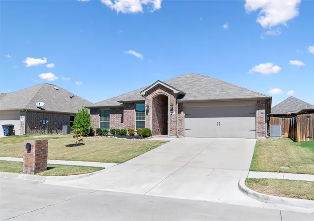 Photo 3 of Single family home for sale at 400 Acadia Ln, Forney, TX 75126 | MLS# 21390929 | Listing updated on 2026-09-19