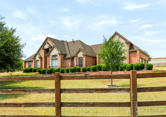 Photo 1 of Single family home for sale at 170 Park Pl Cir, Cresson, TX 76035 | MLS# 21390966 | Listing updated on 2026-09-19