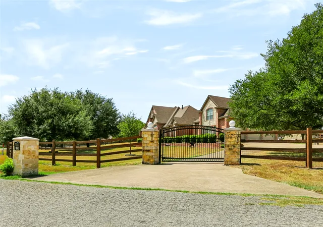 Photo 2 of Single family home for sale at 170 Park Pl Cir, Cresson, TX 76035 | MLS# 21390966 | Listing updated on 2026-09-19