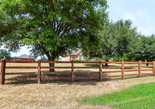 Photo 3 of Single family home for sale at 170 Park Pl Cir, Cresson, TX 76035 | MLS# 21390966 | Listing updated on 2026-09-19