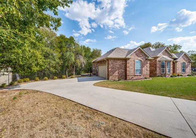 Photo 3 of Single family home for sale at 1620 Linda Dr, Sherman, TX 75090 | MLS# 21390947 | Listing updated on 2026-10-03