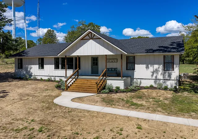 Photo 2 of Single family home for sale at 1841 E Us Hwy 80, Mineola, TX 75773 | MLS# 21387783 | Listing updated on 2026-09-21