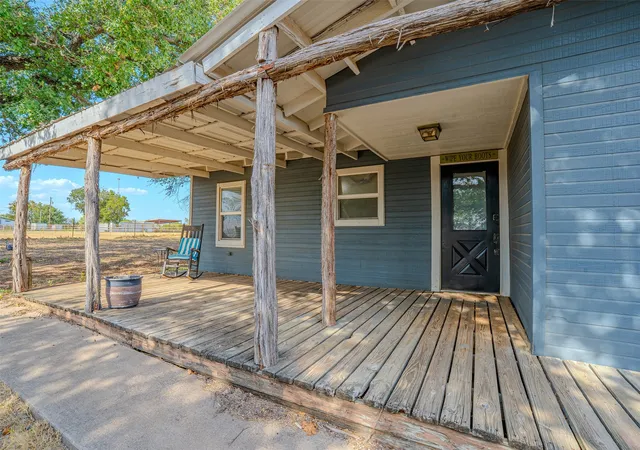 Photo 2 of Single family home for sale at 611 Billings Rd, Tolar, TX 76476 | MLS# 21390990 | Listing updated on 2026-09-19