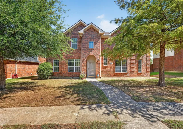 Photo 1 of Sale Pending at 2828 Clear Crk Dr, Rockwall, TX 75032 | MLS# 21389669 | Listing updated on 2026-10-08
