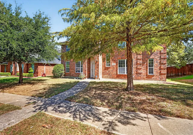 Photo 2 of Sale Pending at 2828 Clear Crk Dr, Rockwall, TX 75032 | MLS# 21389669 | Listing updated on 2026-10-08