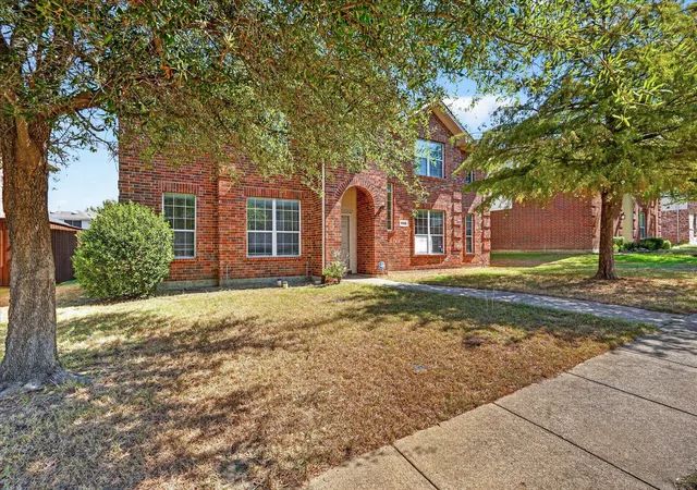 Photo 3 of Sale Pending at 2828 Clear Crk Dr, Rockwall, TX 75032 | MLS# 21389669 | Listing updated on 2026-10-08