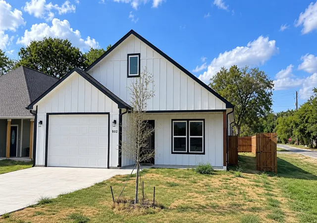 Photo 2 of Single family home for sale at 302 W Pine St, Whitewright, TX 75491 | MLS# 21386585 | Listing updated on 2026-09-19