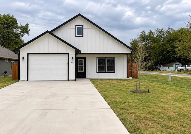 Photo 3 of Single family home for sale at 302 W Pine St, Whitewright, TX 75491 | MLS# 21386585 | Listing updated on 2026-09-19