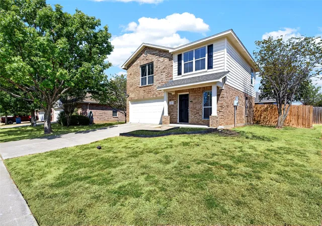 Photo 2 of Single family home for sale at 129 Maned Dr, Sanger, TX 76266 | MLS# 21385960 | Listing updated on 2026-10-07