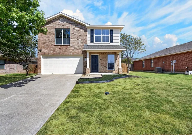 Photo 3 of Single family home for sale at 129 Maned Dr, Sanger, TX 76266 | MLS# 21385960 | Listing updated on 2026-10-07