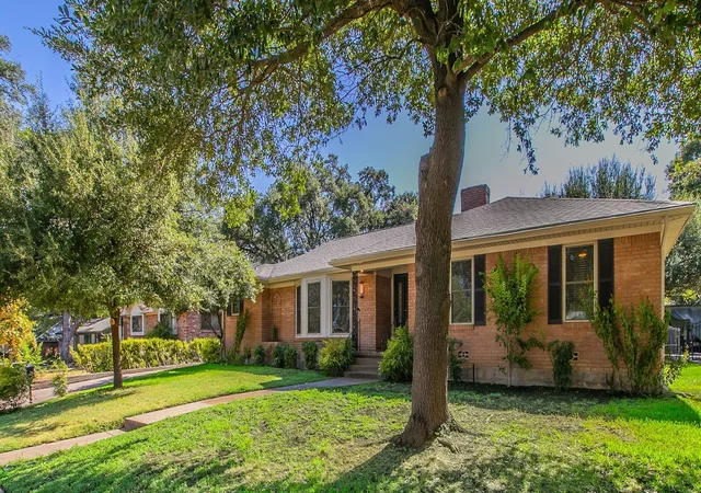 Photo 2 of Single family home for sale at 5220 Lake Charles Dr, Waco, TX 76710 | MLS# 21389806 | Listing updated on 2026-09-30
