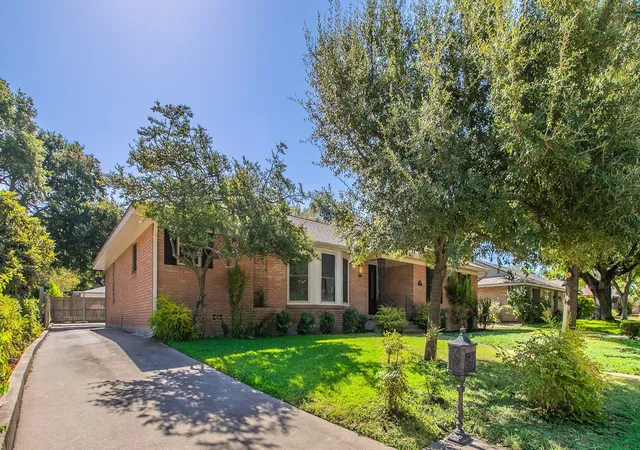 Photo 3 of Single family home for sale at 5220 Lake Charles Dr, Waco, TX 76710 | MLS# 21389806 | Listing updated on 2026-09-30