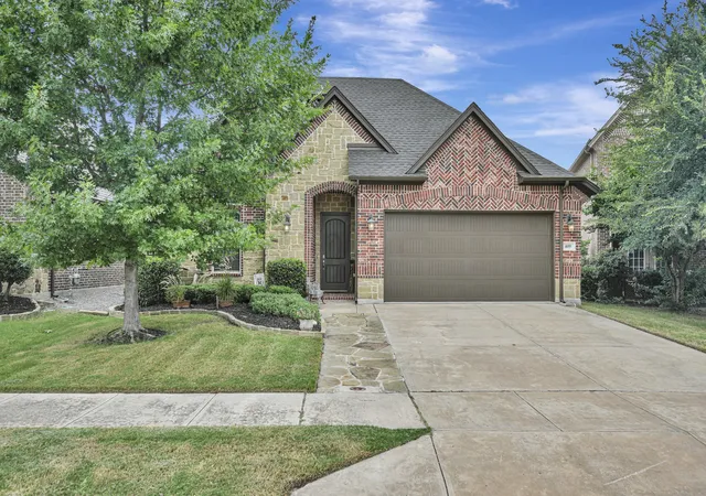 Photo 1 of Single family home for sale at 409 Middleton Dr, Roanoke, TX 76262 | MLS# 21390393 | Listing updated on 2026-09-26