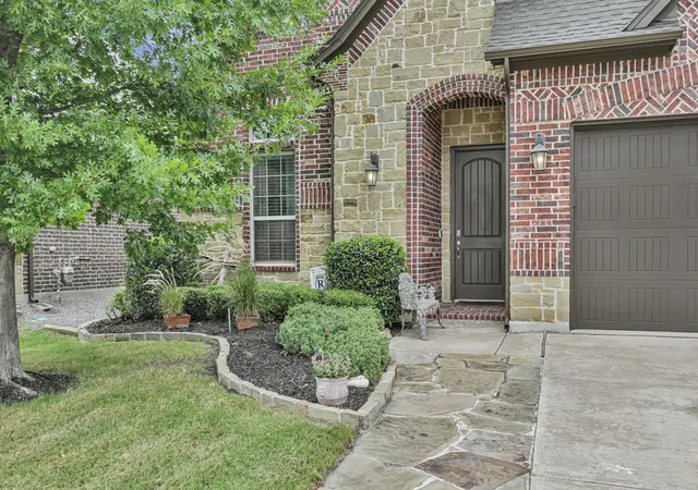 Photo 2 of Single family home for sale at 409 Middleton Dr, Roanoke, TX 76262 | MLS# 21390393 | Listing updated on 2026-09-26