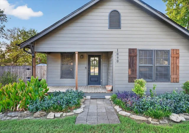 Photo 1 of Single family home for sale at 1090 Counts St, Stephenville, TX 76401 | MLS# 21390577 | Listing updated on 2026-10-06
