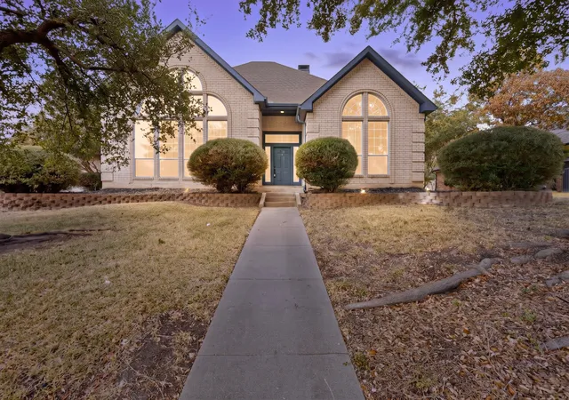 Photo 1 of Sale Pending at 2002 Clearview Dr, Ennis, TX 75119 | MLS# 21391052 | Listing updated on 2026-10-06