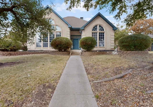 Photo 2 of Sale Pending at 2002 Clearview Dr, Ennis, TX 75119 | MLS# 21391052 | Listing updated on 2026-10-06