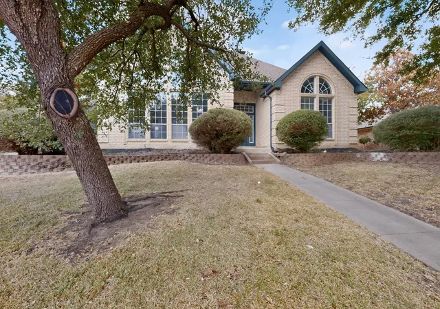 Photo 3 of Sale Pending at 2002 Clearview Dr, Ennis, TX 75119 | MLS# 21391052 | Listing updated on 2026-10-06