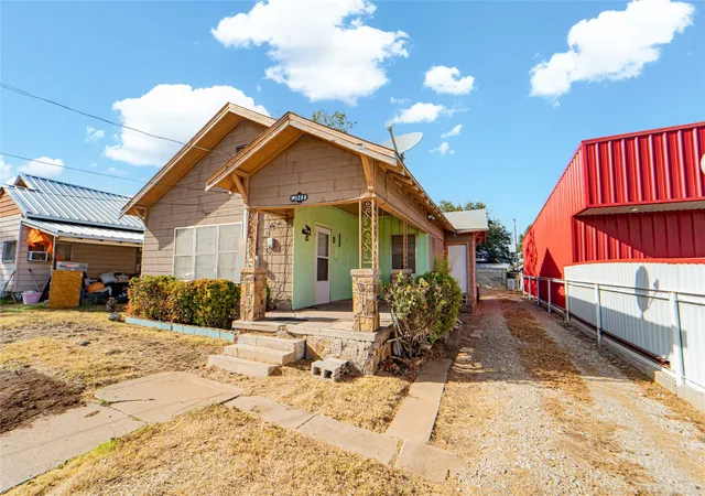 Photo 2 of Single family home for sale at 1208 W Walker St, Breckenridge, TX 76424 | MLS# 21388940 | Listing updated on 2026-09-19