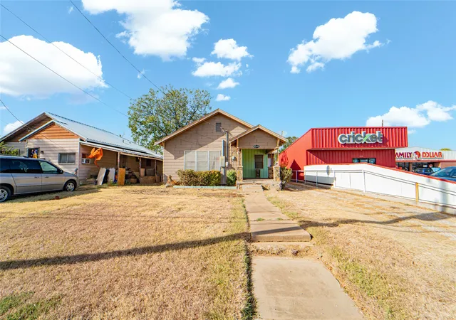 Photo 3 of Single family home for sale at 1208 W Walker St, Breckenridge, TX 76424 | MLS# 21388940 | Listing updated on 2026-09-19