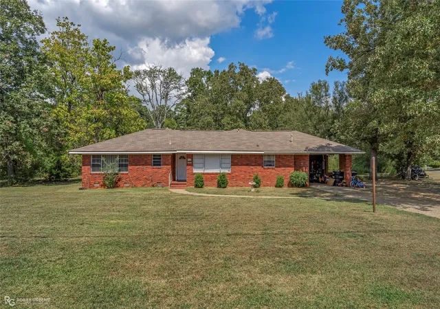 Photo 1 of Single family home for sale at 900 Lincoln Dr, Shreveport, LA 71107 | MLS# 21391118 | Listing updated on 2026-09-19