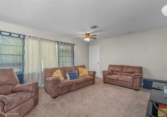 Photo 2 of Single family home for sale at 900 Lincoln Dr, Shreveport, LA 71107 | MLS# 21391118 | Listing updated on 2026-09-19