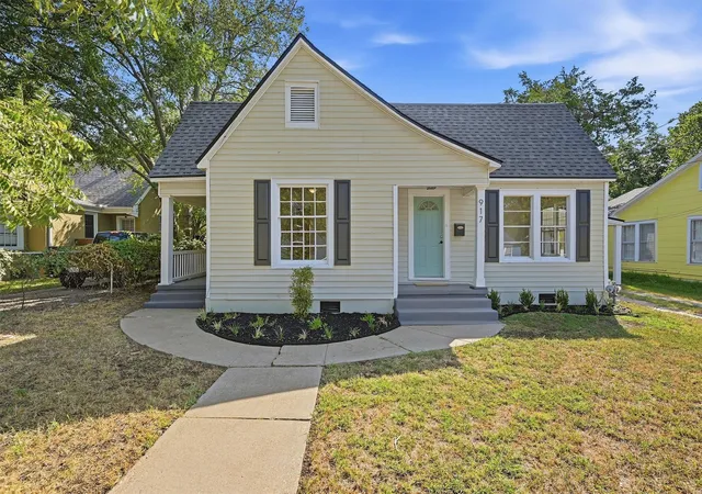 Photo 1 of Single family home for sale at 917 N Woods St, Sherman, TX 75092 | MLS# 21389011 | Listing updated on 2026-10-08