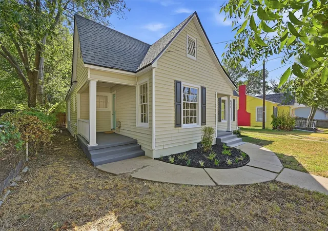 Photo 2 of Single family home for sale at 917 N Woods St, Sherman, TX 75092 | MLS# 21389011 | Listing updated on 2026-10-08