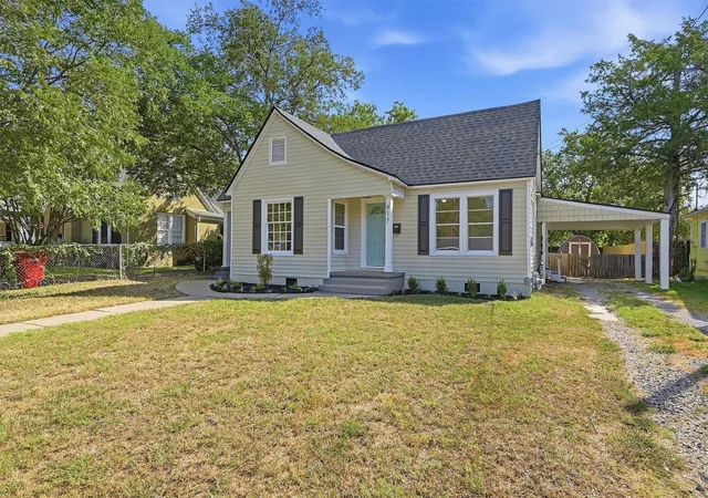 Photo 3 of Single family home for sale at 917 N Woods St, Sherman, TX 75092 | MLS# 21389011 | Listing updated on 2026-10-08