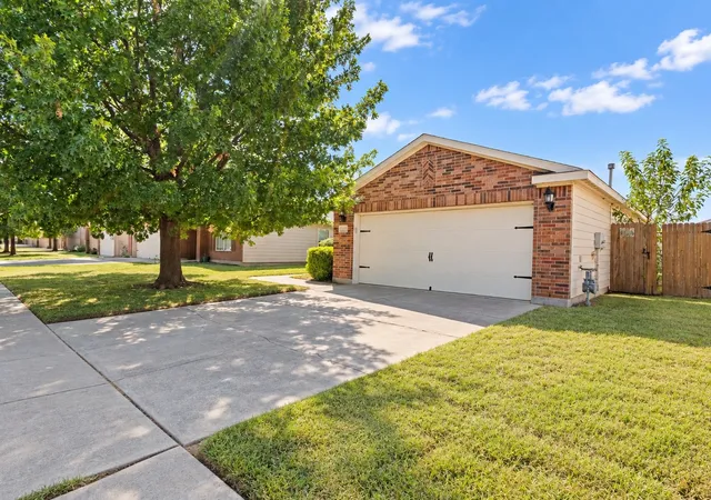 Photo 3 of Single family home for sale at 613 Misty Mountain Dr, Fort Worth, TX 76140 | MLS# 21388720 | Listing updated on 2026-10-09