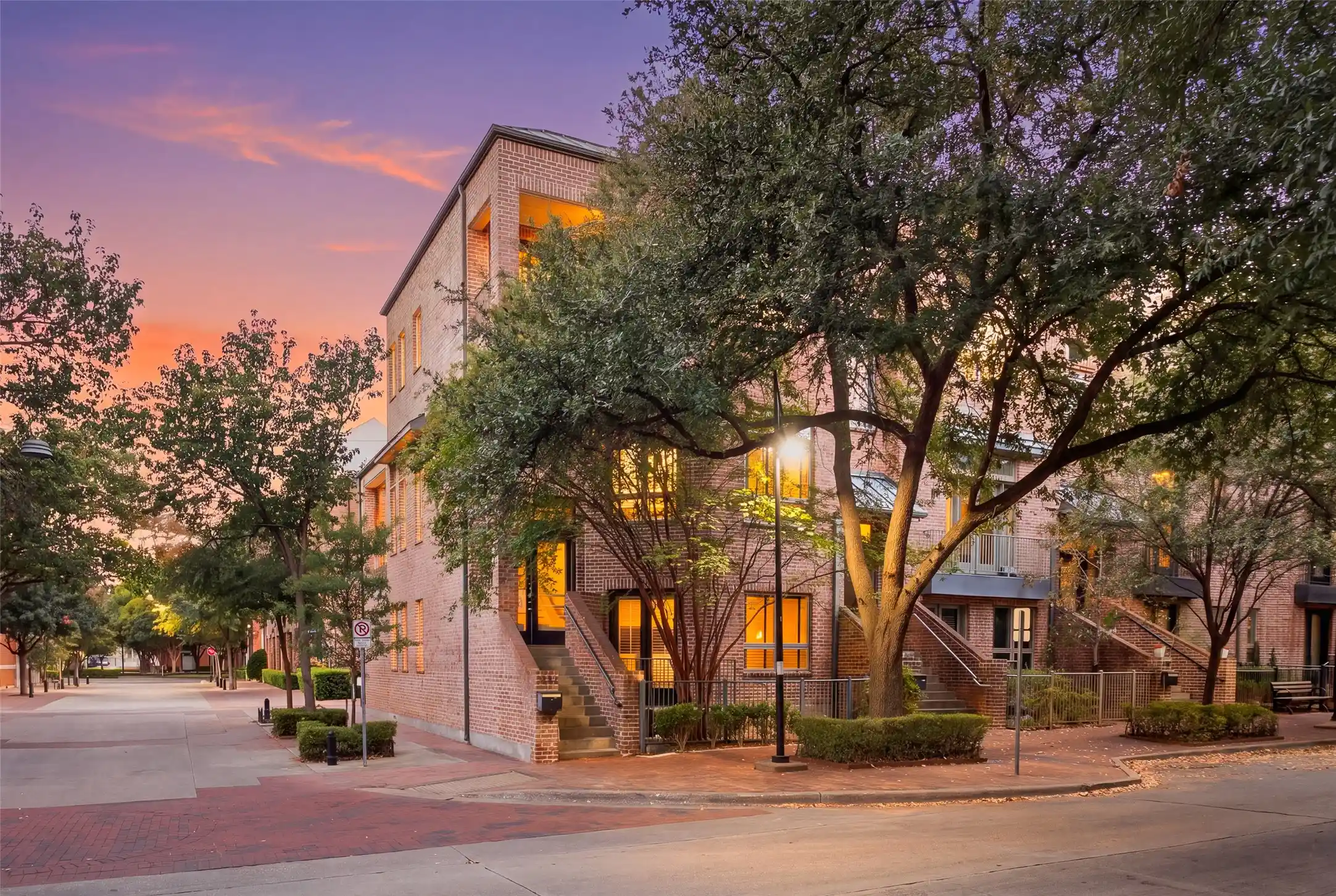 Townhouse for sale at 5012 Morris Ave, Addison, TX 75001 | MLS# 21385627