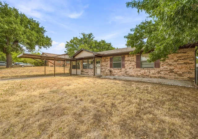 Photo 2 of Single family home for sale at 525 Vine St, Weatherford, TX 76086 | MLS# 21390247 | Listing updated on 2026-09-20