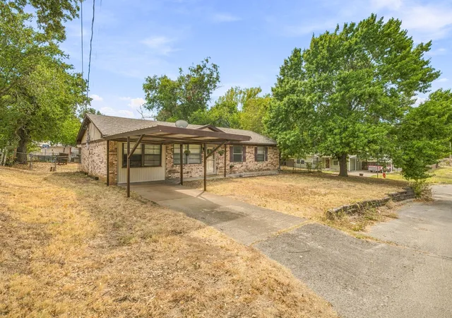 Photo 3 of Single family home for sale at 525 Vine St, Weatherford, TX 76086 | MLS# 21390247 | Listing updated on 2026-09-20