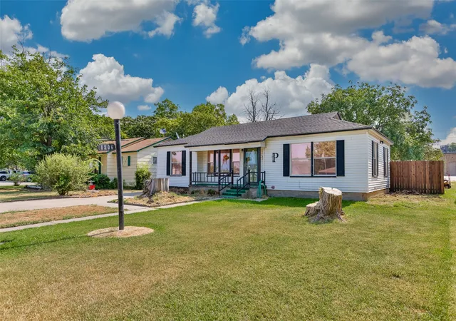 Photo 1 of Single family home for sale at 1206 N Morris St, Gainesville, TX 76240 | MLS# 21388801 | Listing updated on 2026-09-20